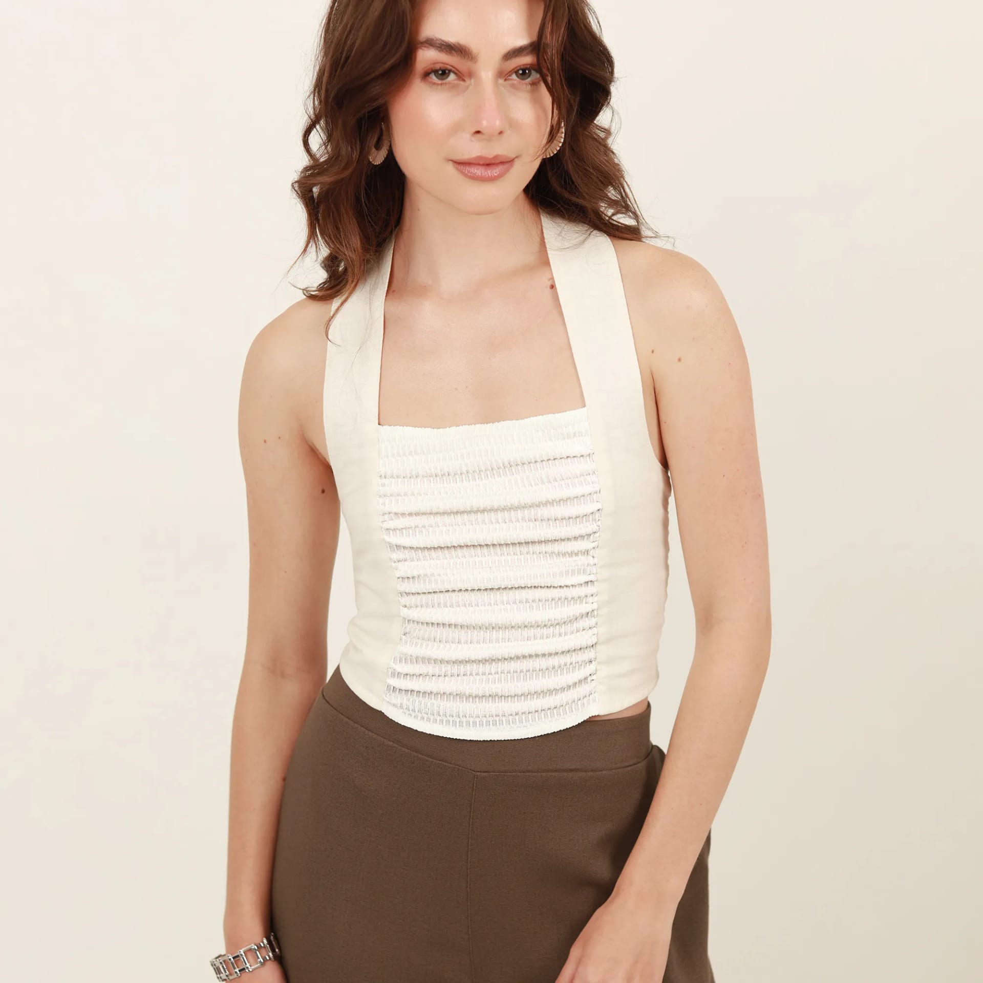 Blusa con lazo en cuello y combinación de tejidos - imagen 7