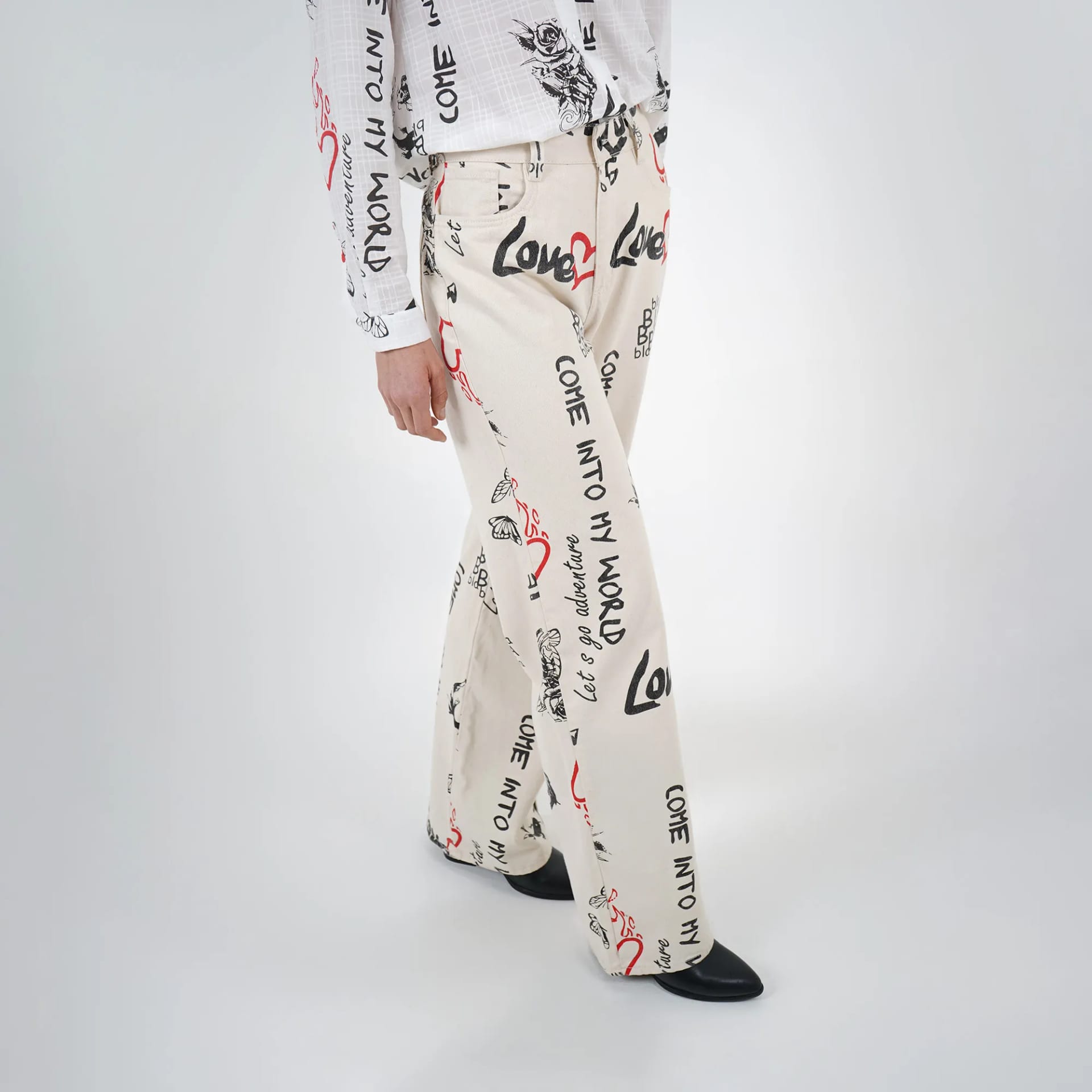 Pantalón estampado textos bota recta - imagen 5