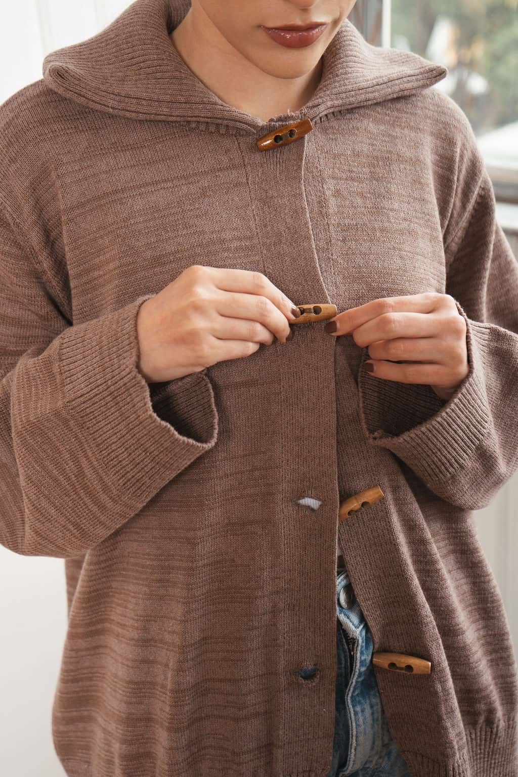 sweater botones madera café - imagen 4