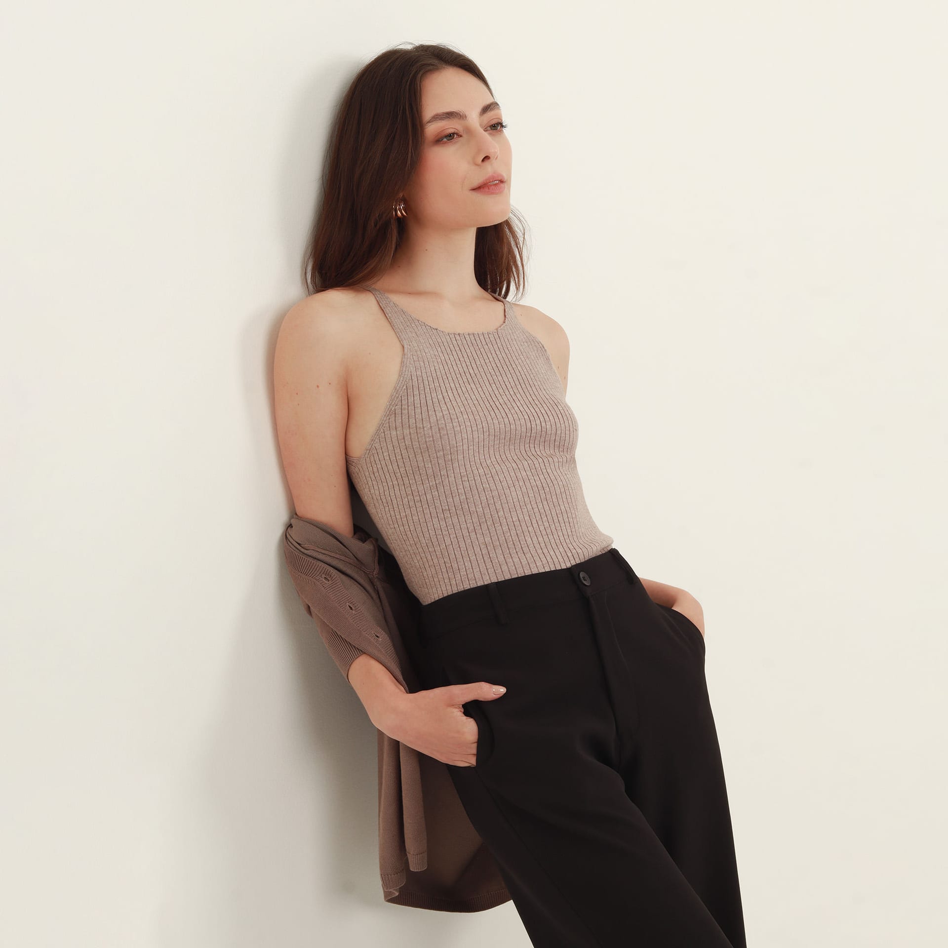Blusa top cuello redondo con tirantes finos - imagen 4