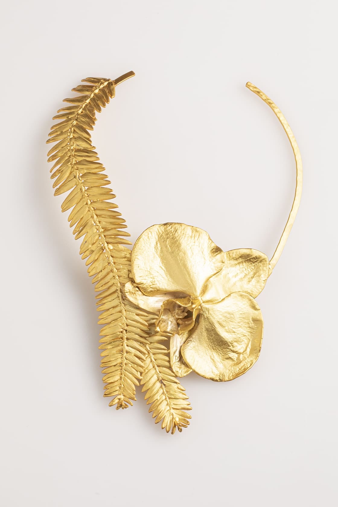 PHALAENOPSIS ORCHID AND ROMERON PINE NECKLACE - imagen 1