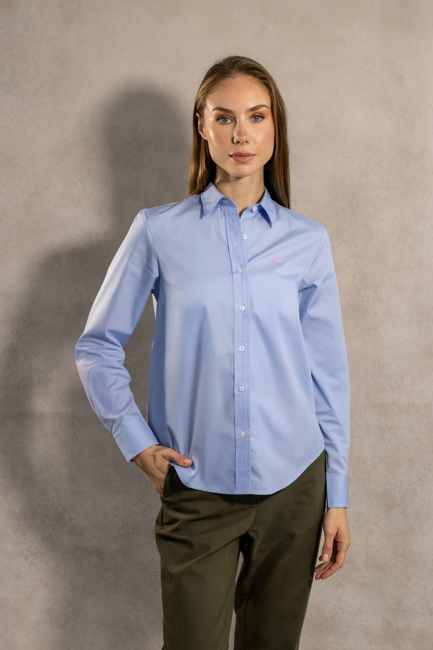 Camisa Antimanchas de Mujer Light Blue Logo Rosado - imagen 5