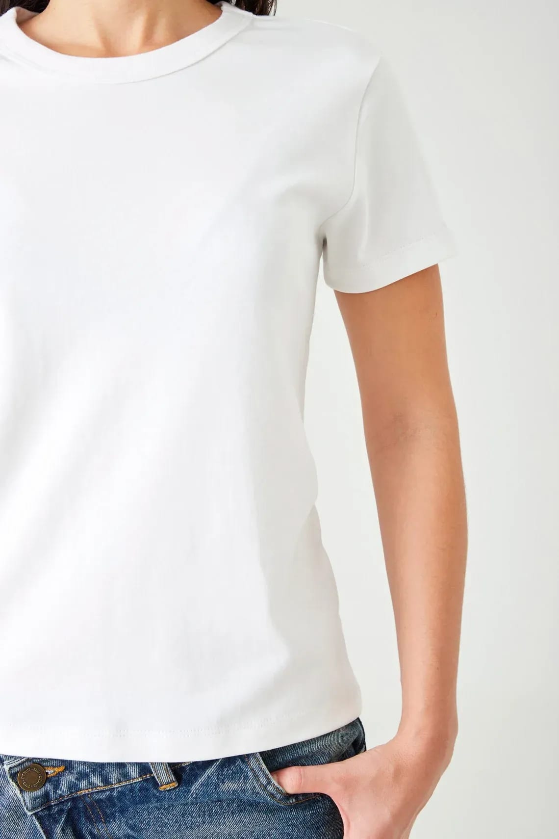 Camiseta regular fit con cuello redondo en blanco para mujer - imagen 11