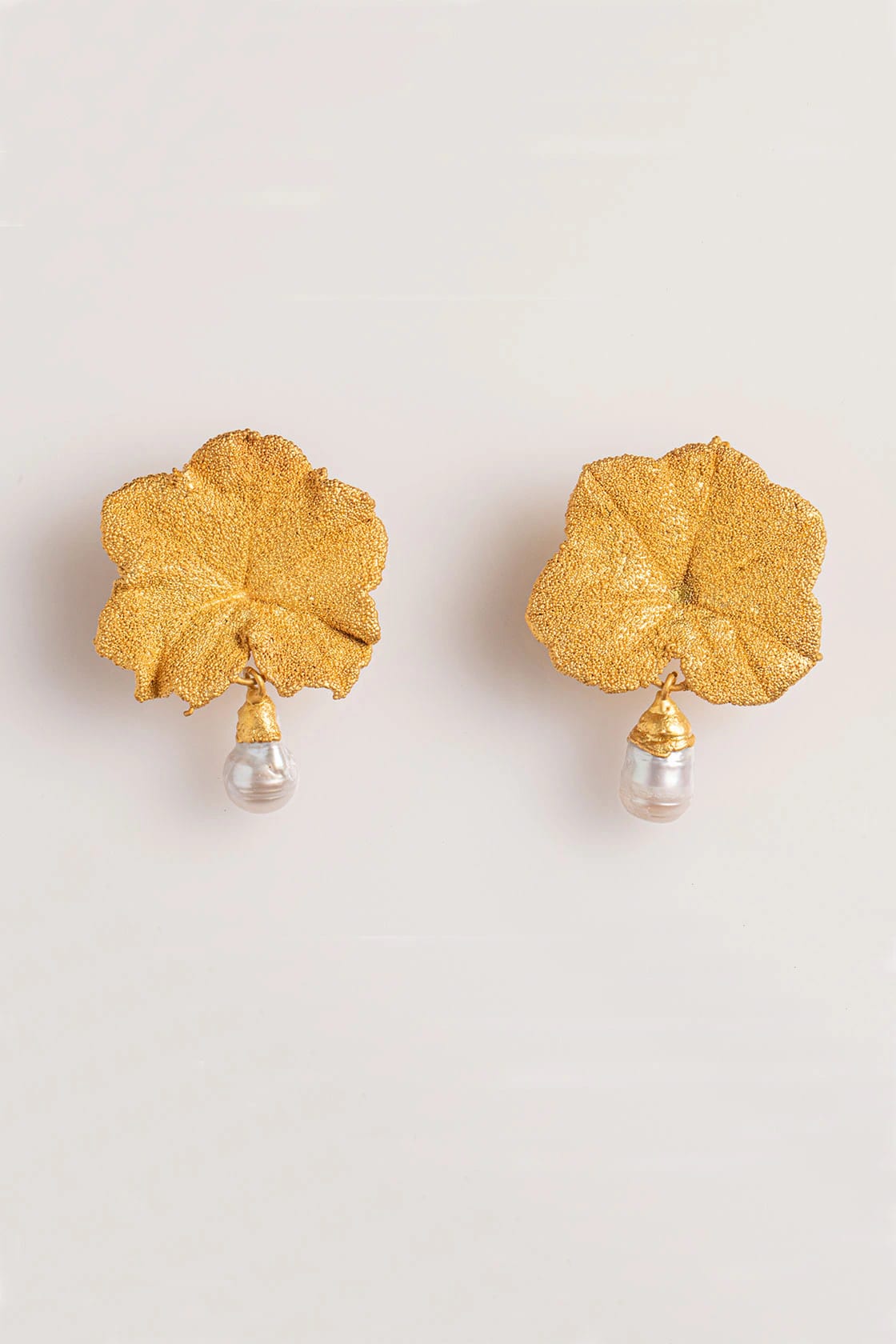 GERANIUM AND PEARL STUDS - imagen 1