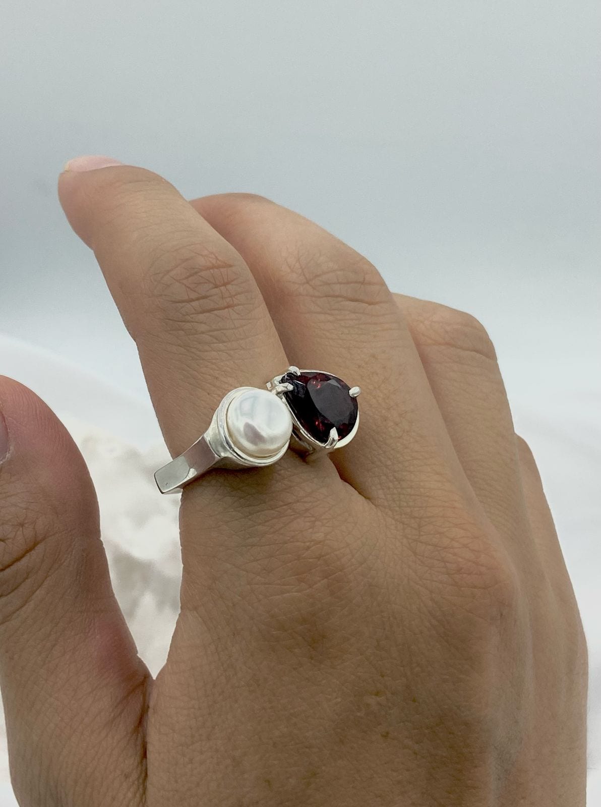 Anillo Doble Granate Gota y Perla Colección Armonía Dual - imagen 2