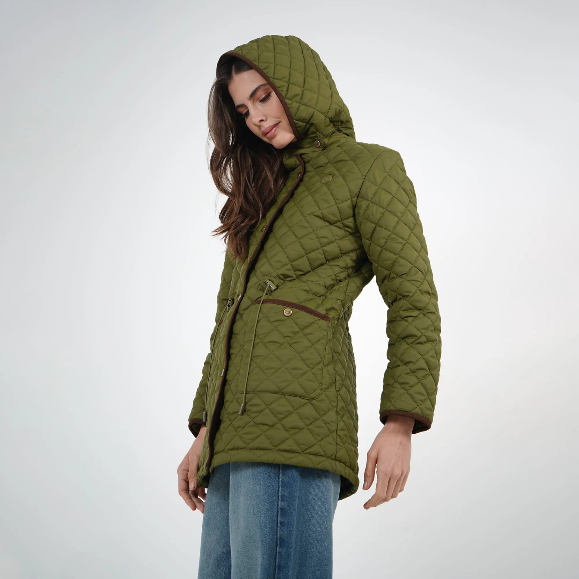 Chaqueta acolchada larga cuello alto con capucha y ajuste en cintura - imagen 34