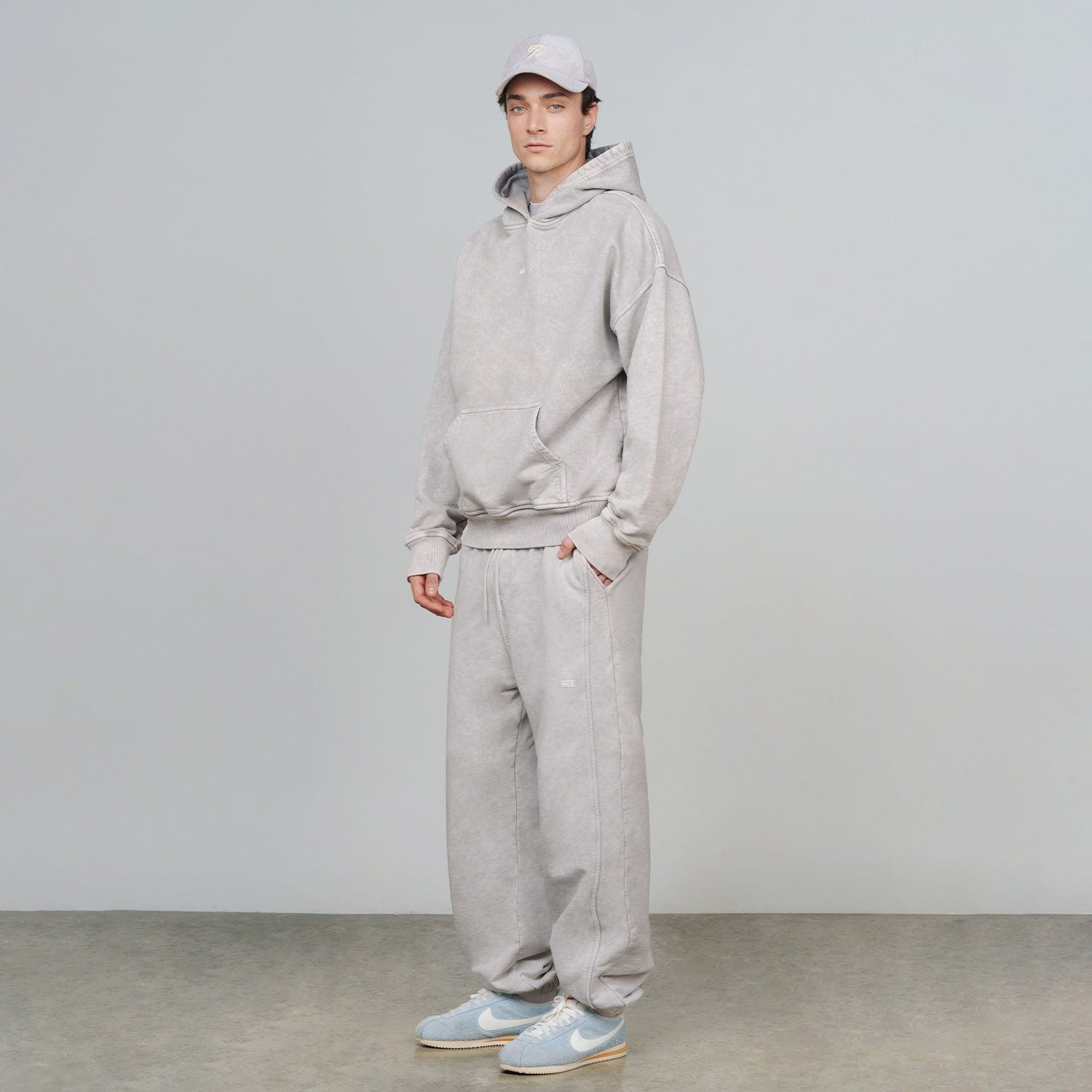 True Classic Hoodie - Washed Gray - imagen 4