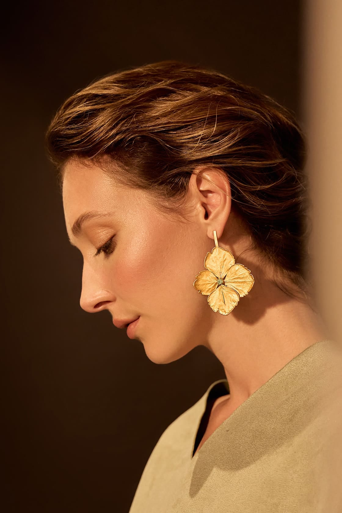 LONG HYDRANGEA AND ROUGH EMERALD EARRINGS - imagen 2