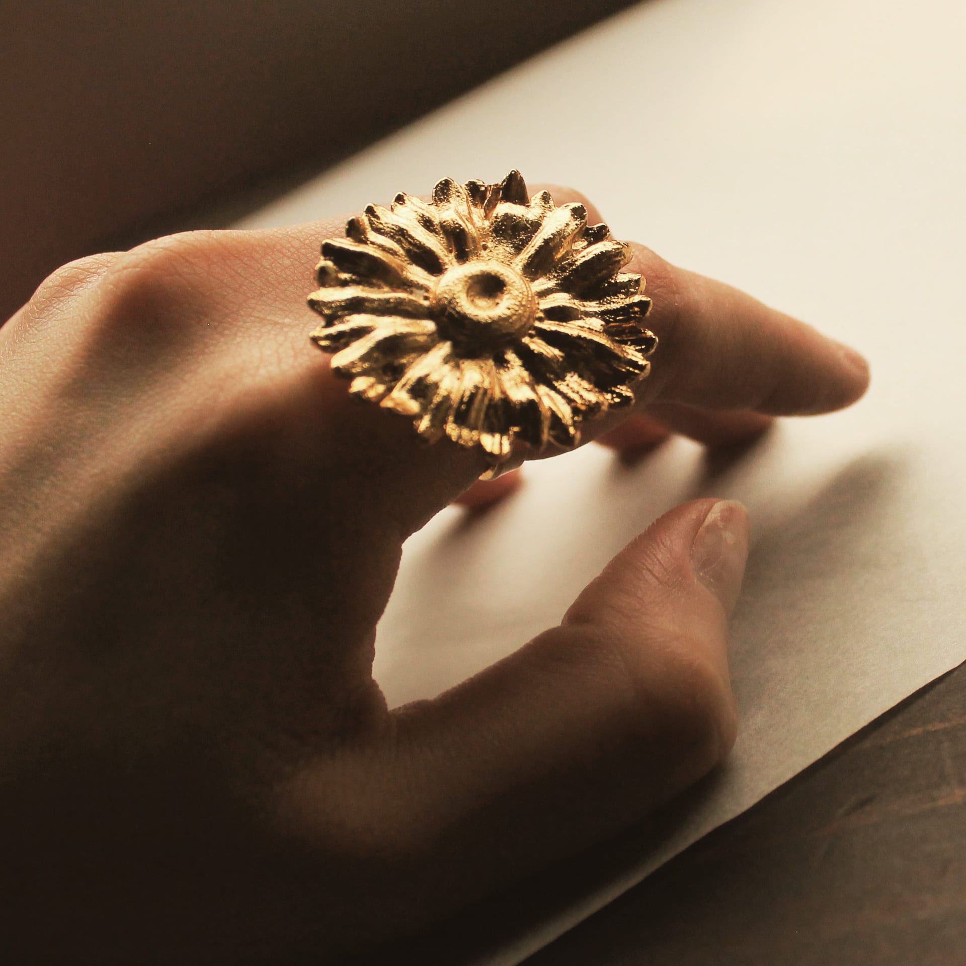 Anillo con flor de margarita grande - imagen 4