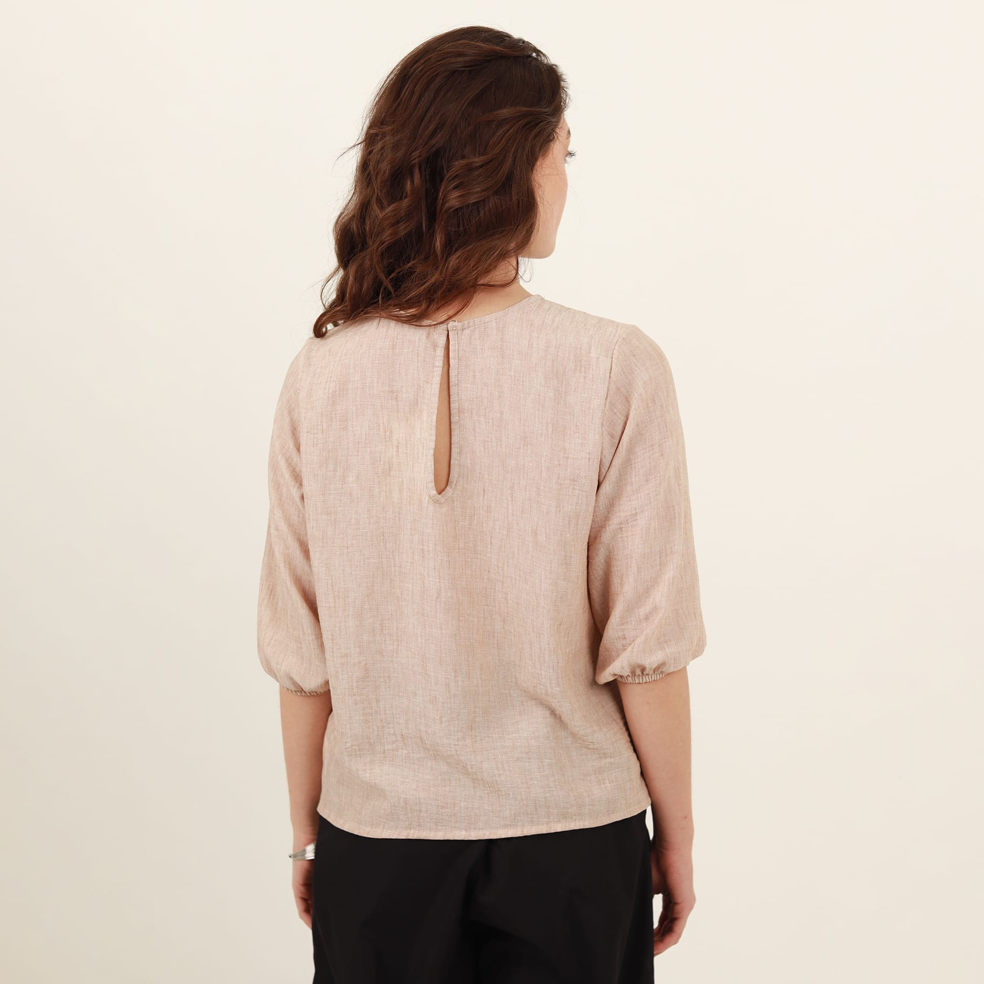 Blusa cuello redondo manga codo globo y prenses - imagen 9