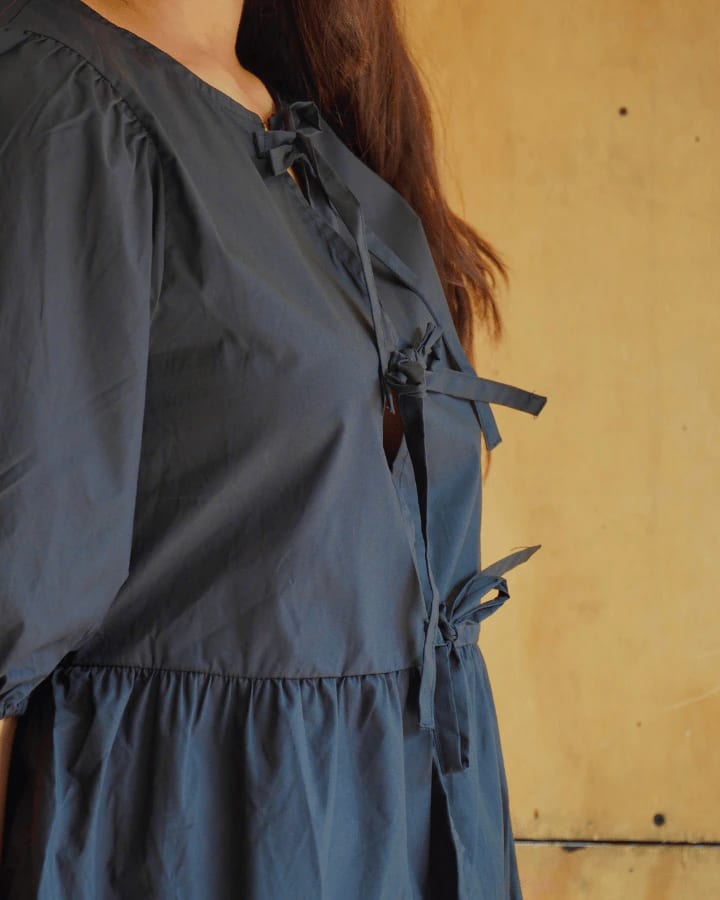 BLUSA AZZURRO CON MOÑOS NEGRO - imagen 4