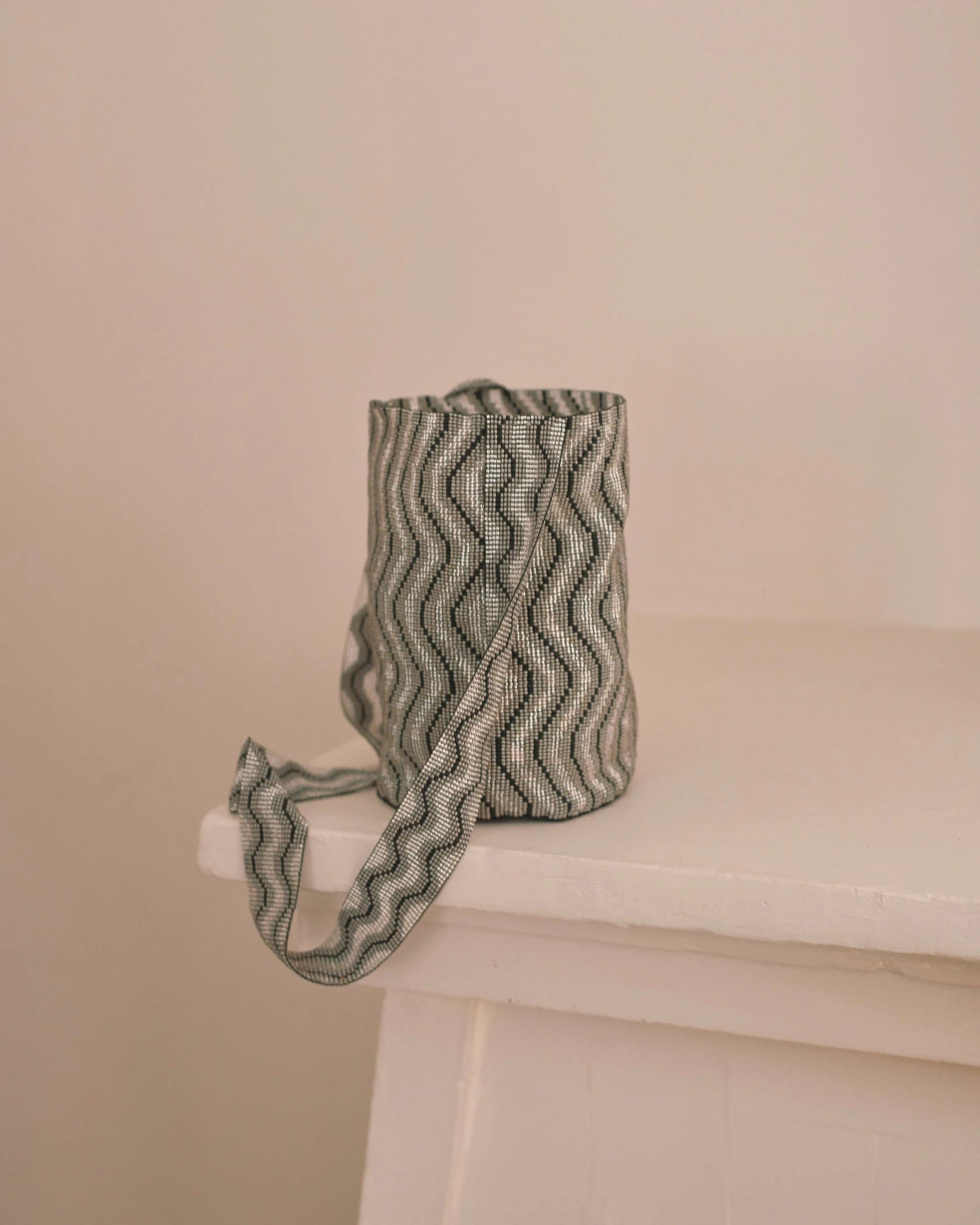 Happiness Comes in Waves Bag - Silver/Black - imagen 3