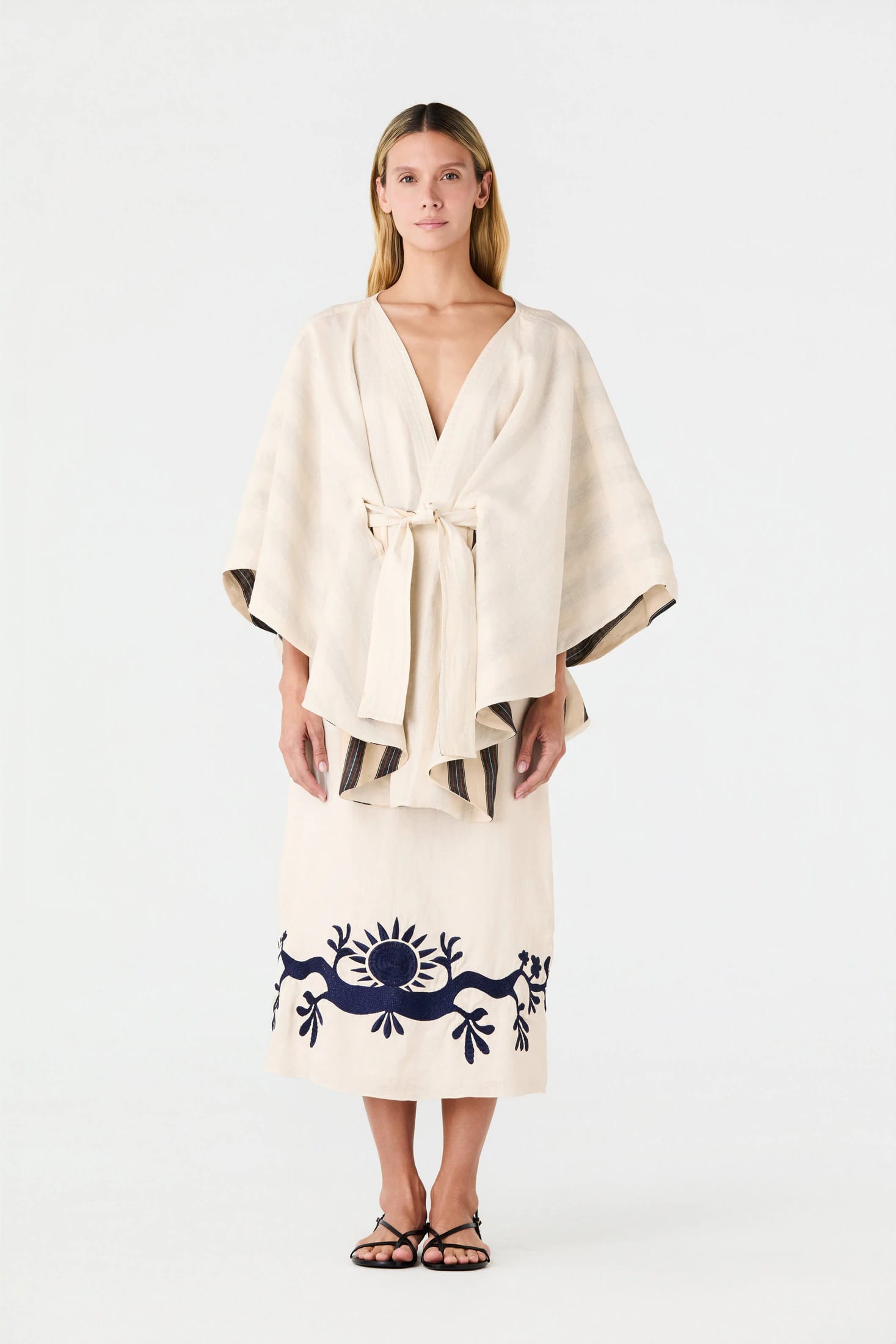 Cavalo Embroidered Linen Poncho / Ivory and Navy - imagen 6