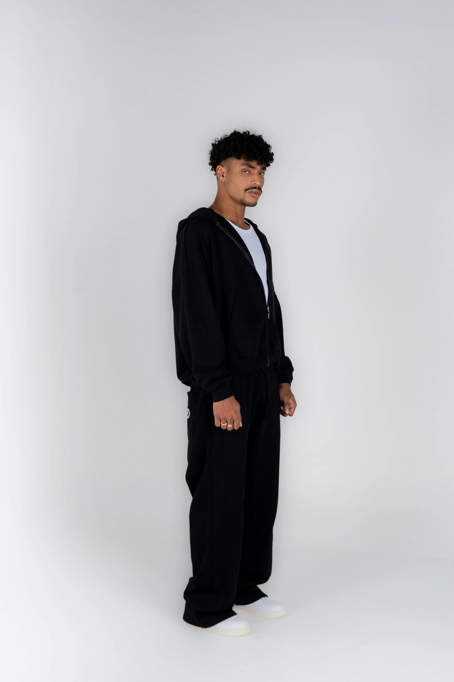 Basic Black Hoodie - imagen 4