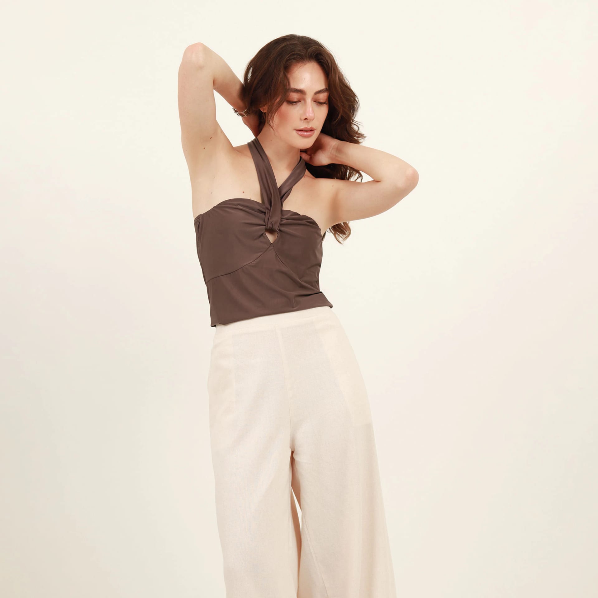 Camiseta strapless con lazo en cuello - imagen 3
