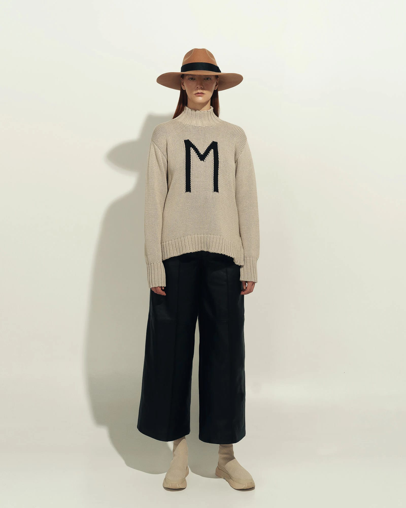 TURTLE NECK LETTER SWEATER - imagen 3