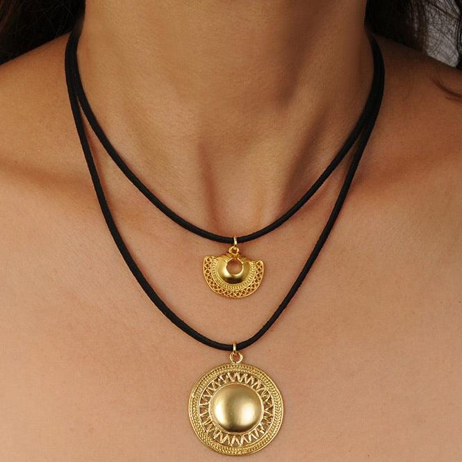 Collar Cuero doble con Dijes Nariguera Semilunar Tairona y Pectoral de Rayos Muisca - imagen 2