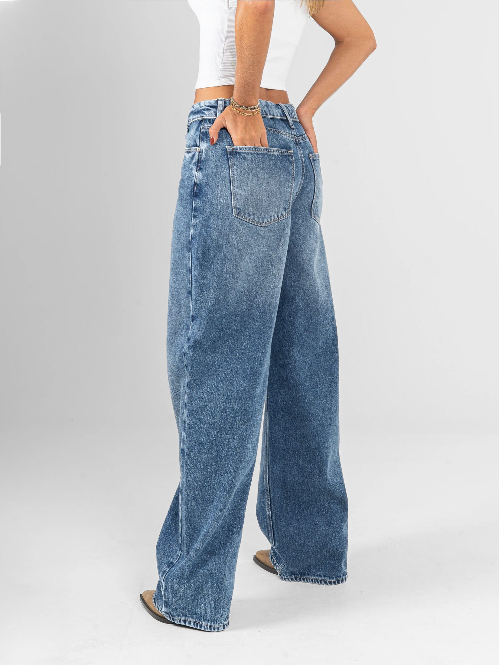 Ref: 066328 Jean wide leg, rígido, tiro medio, detalle en pretina, tono azul medio - imagen 2