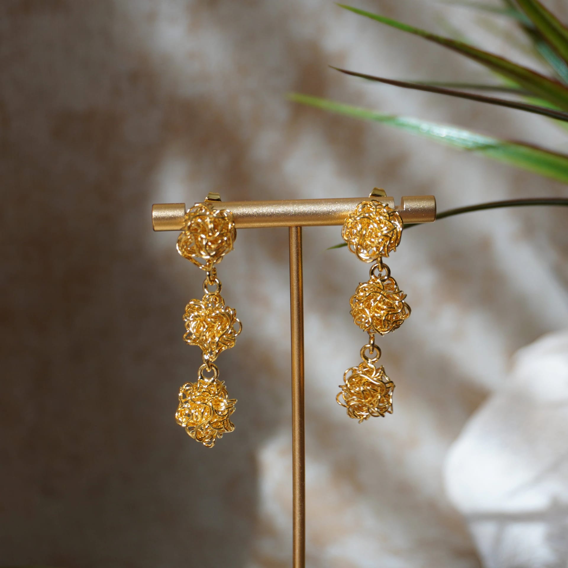 Golden Blossoms Earrings - imagen 6