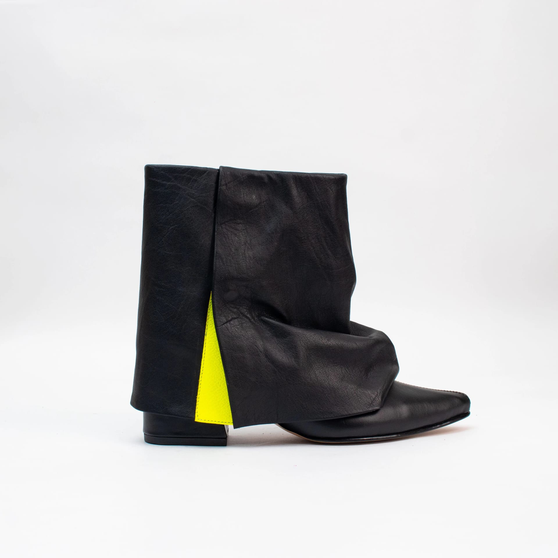 Boots, black pants - imagen 1