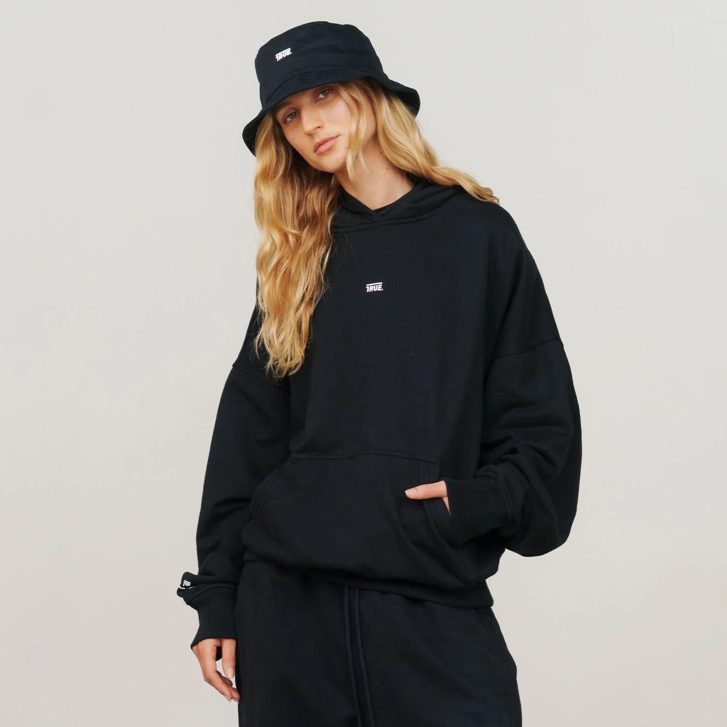 True Classic Hoodie - Deep Black - imagen 7