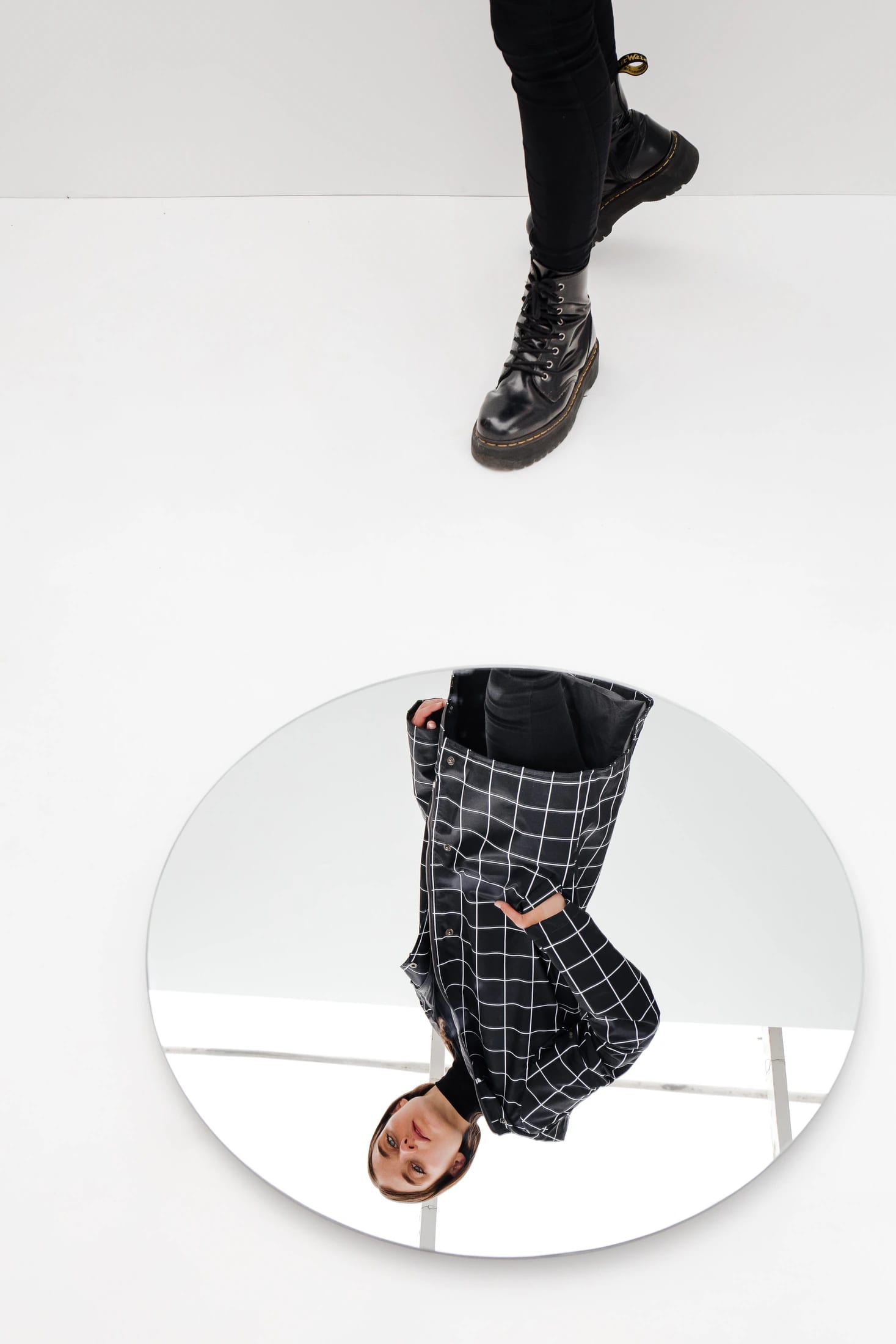 RAINCOAT GRID (PRE-ORDER) - imagen 2