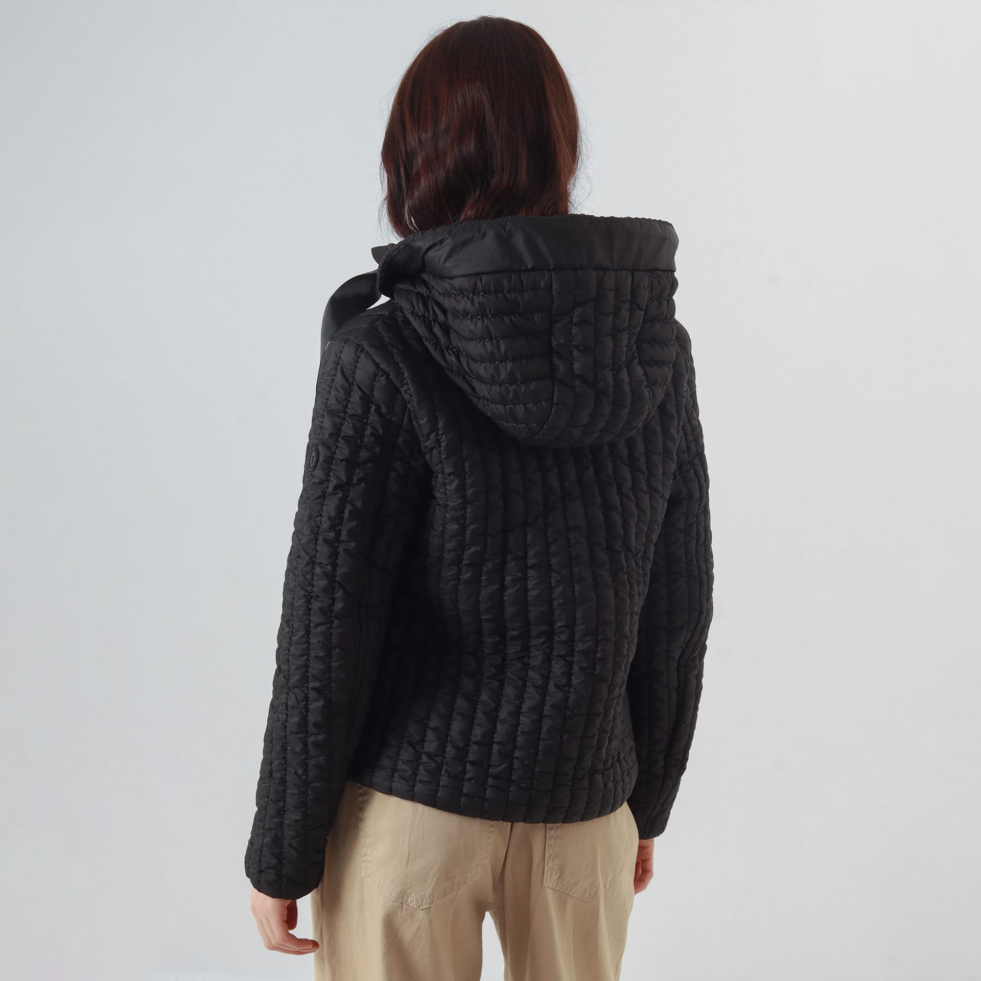 Chaqueta acolchada cuello alto capucha con lazo - imagen 11