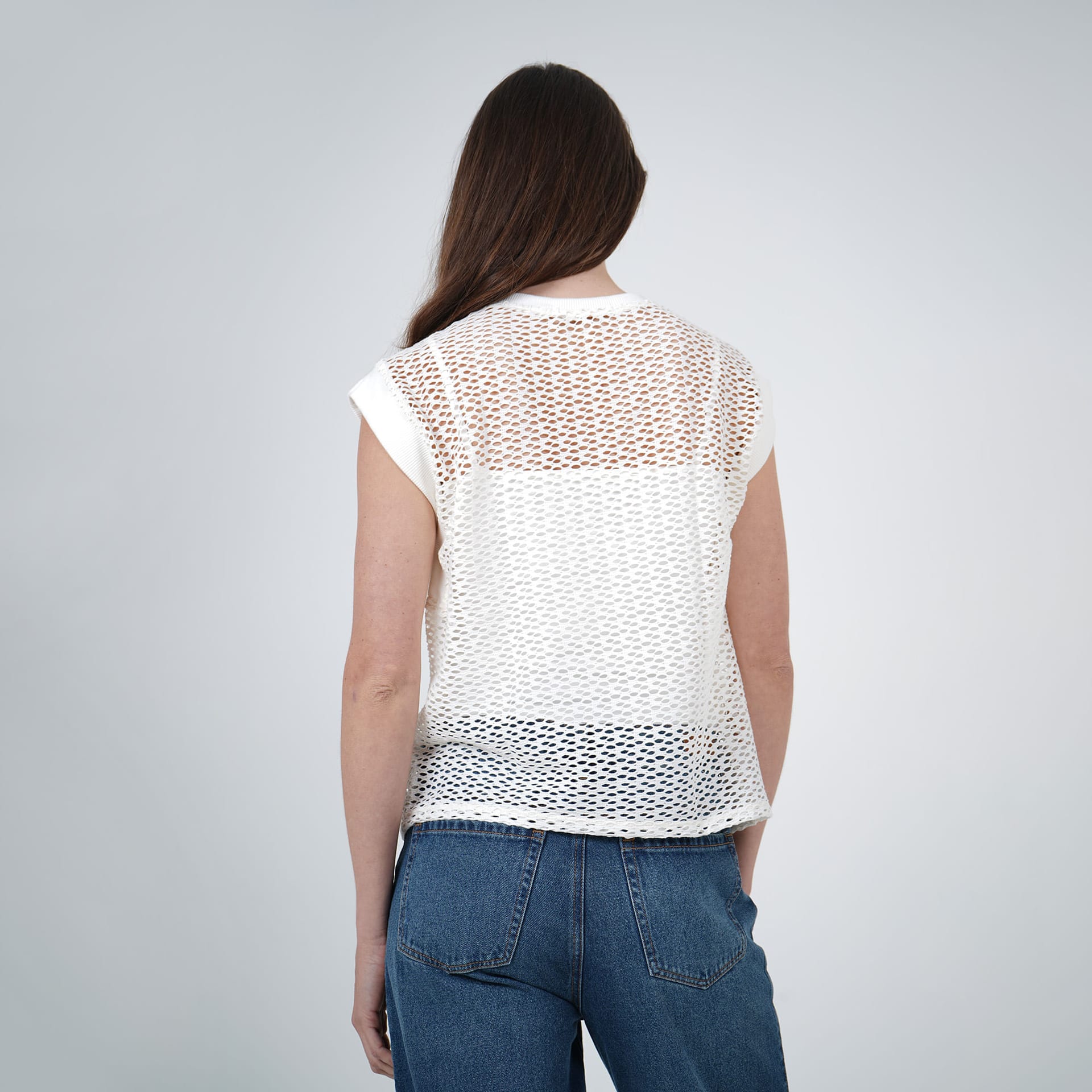 Camiseta en malla cuello redondo manga sisa con top interno - imagen 1