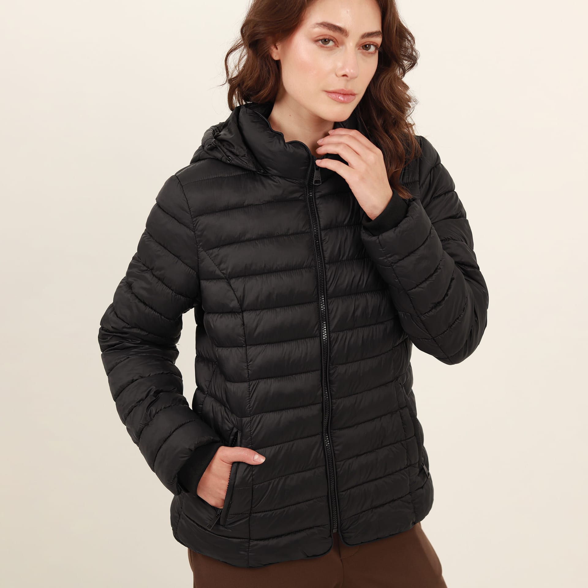 Chaqueta acolchada básica cuello alto con capucha - imagen 38