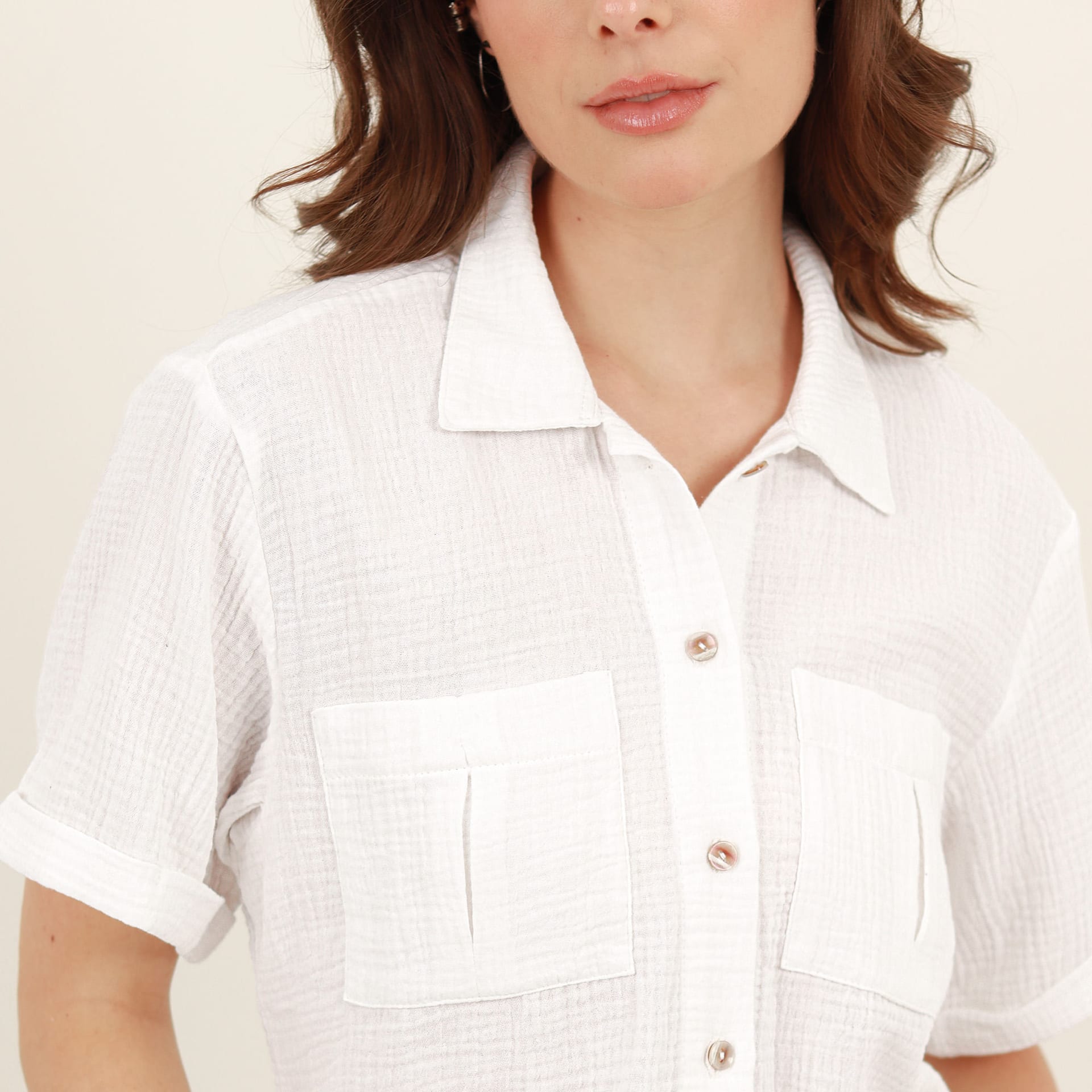 Blusa abierta cuello sport manga corta con bolsillos - imagen 6