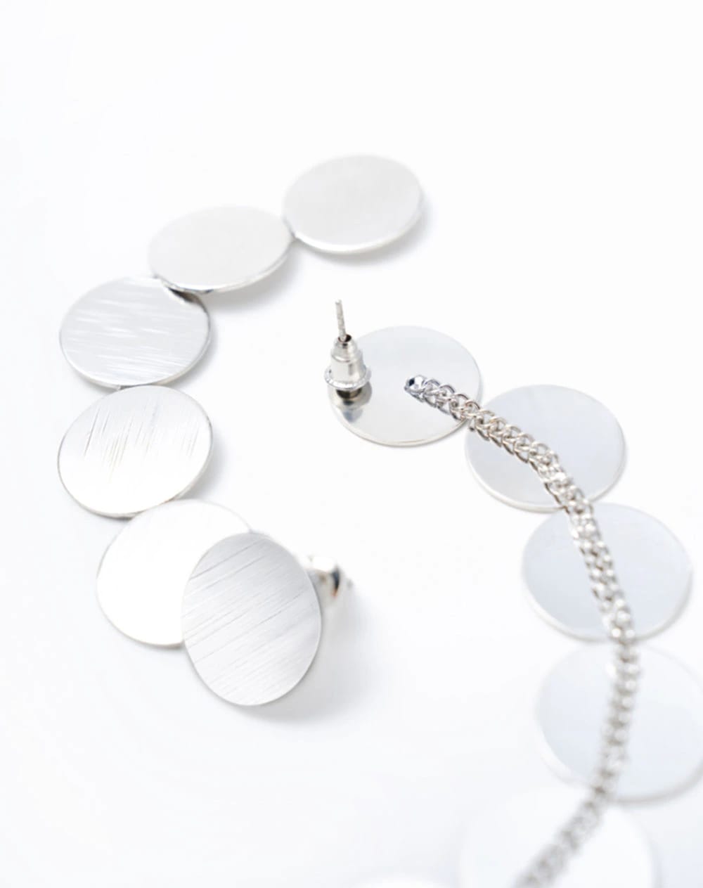Aretes largos círculos metálicos plateado mujer - imagen 2