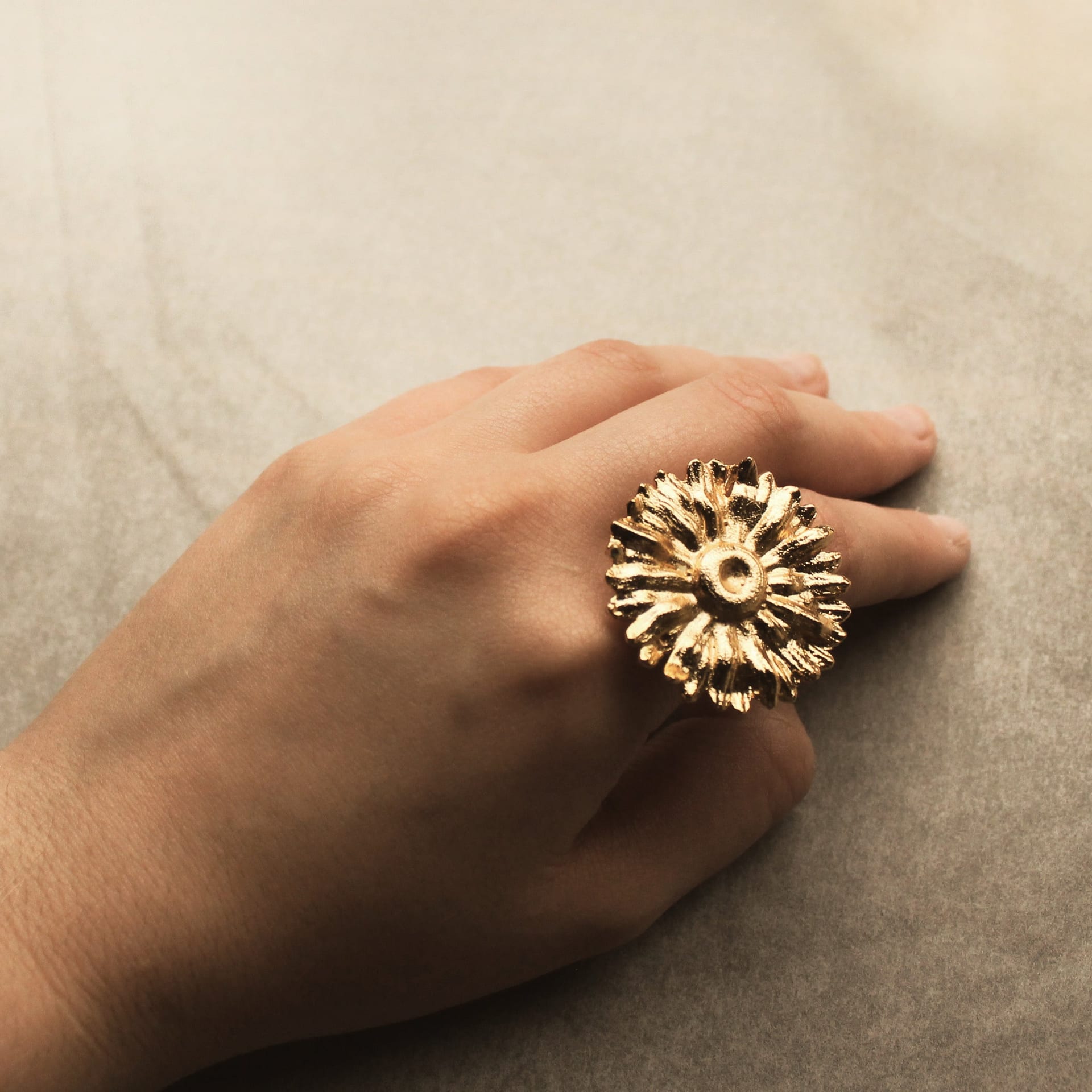 Anillo con flor de margarita grande - imagen 3