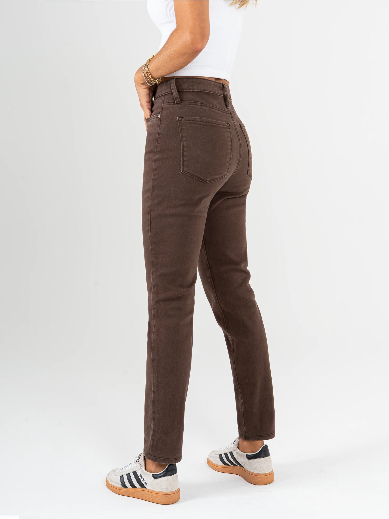 Ref: 069850 Pantalón mom fit stretch, tiro alto, tono café. - imagen 2
