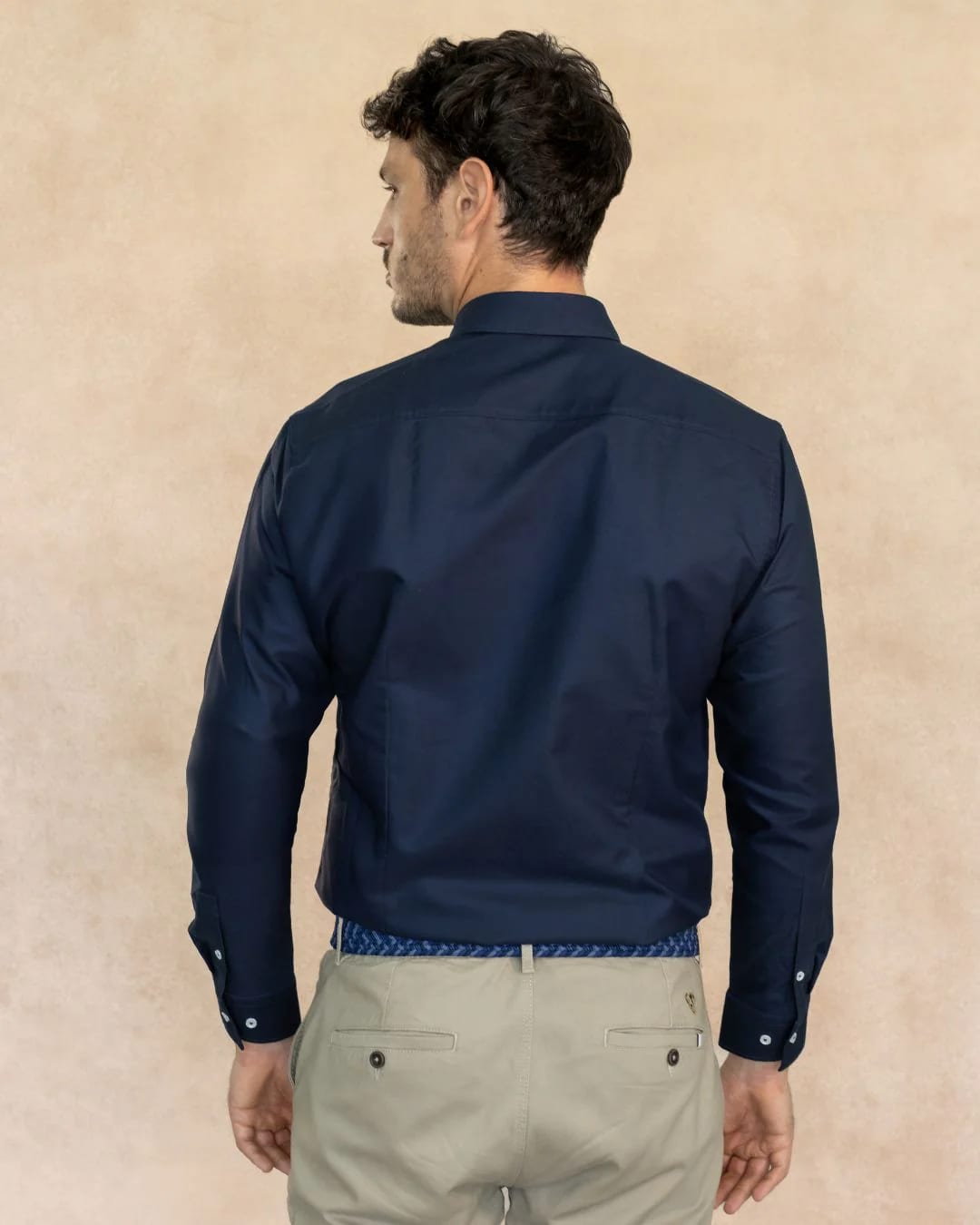 Camisa Antimanchas Oxford Azul Oscuro con Bolsillo Logo Gris - Talla Regular - imagen 6