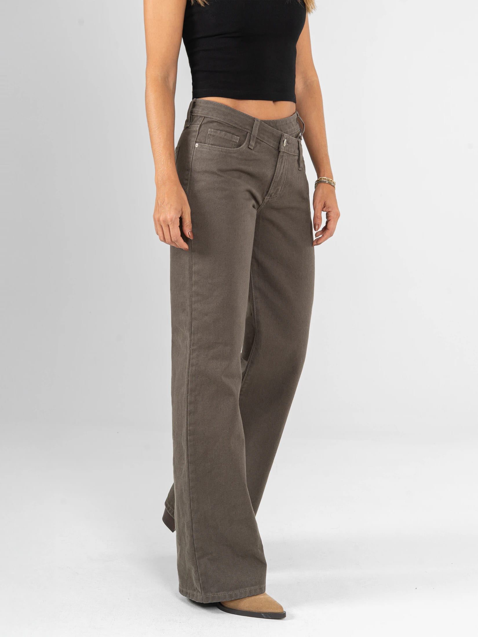 Ref: 0620261 Pantalón mom flare, rígido, detalle en pretina, tiro alto, tono verde - imagen 3