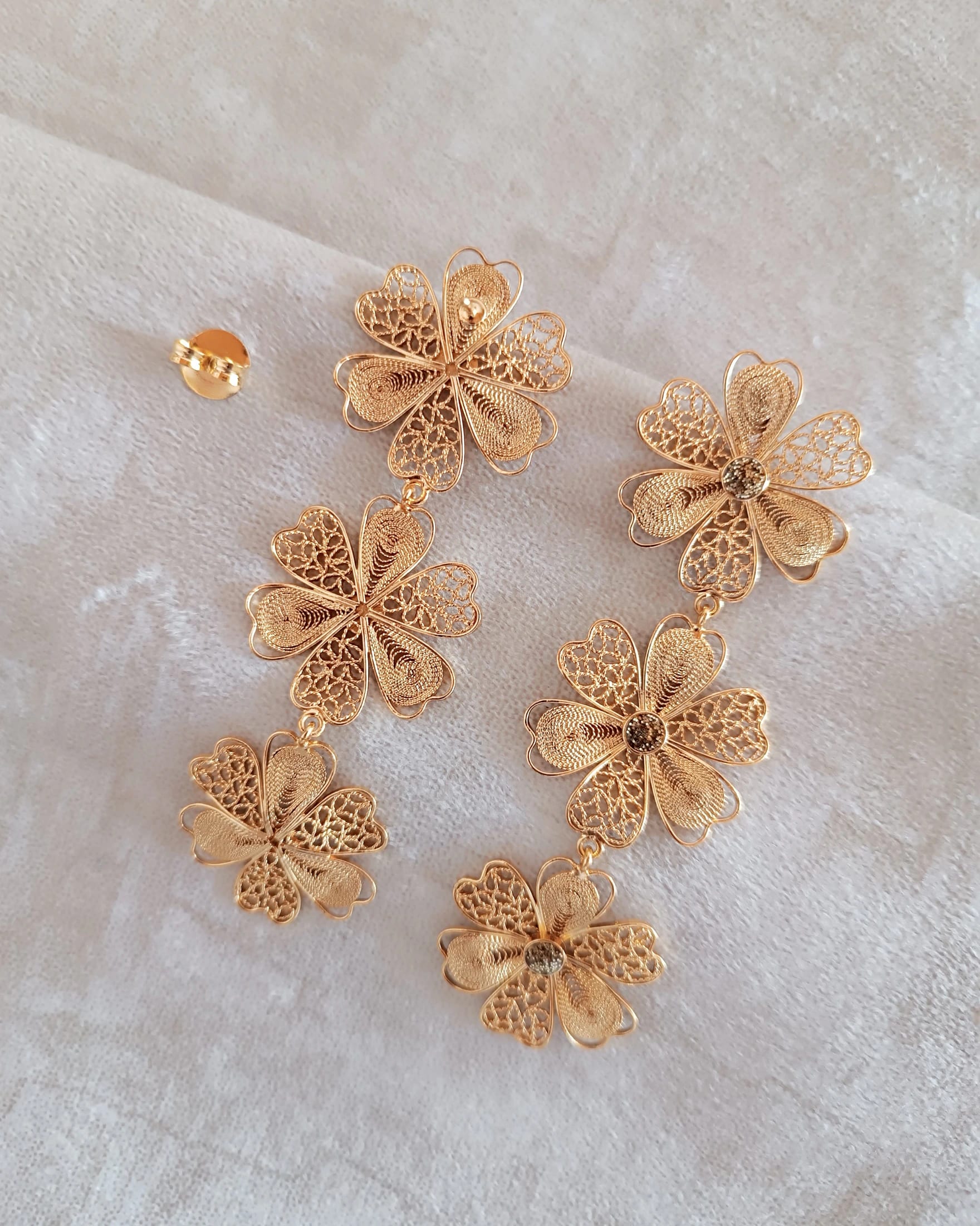 Aretes triple flor Carmelita Dorados - imagen 5
