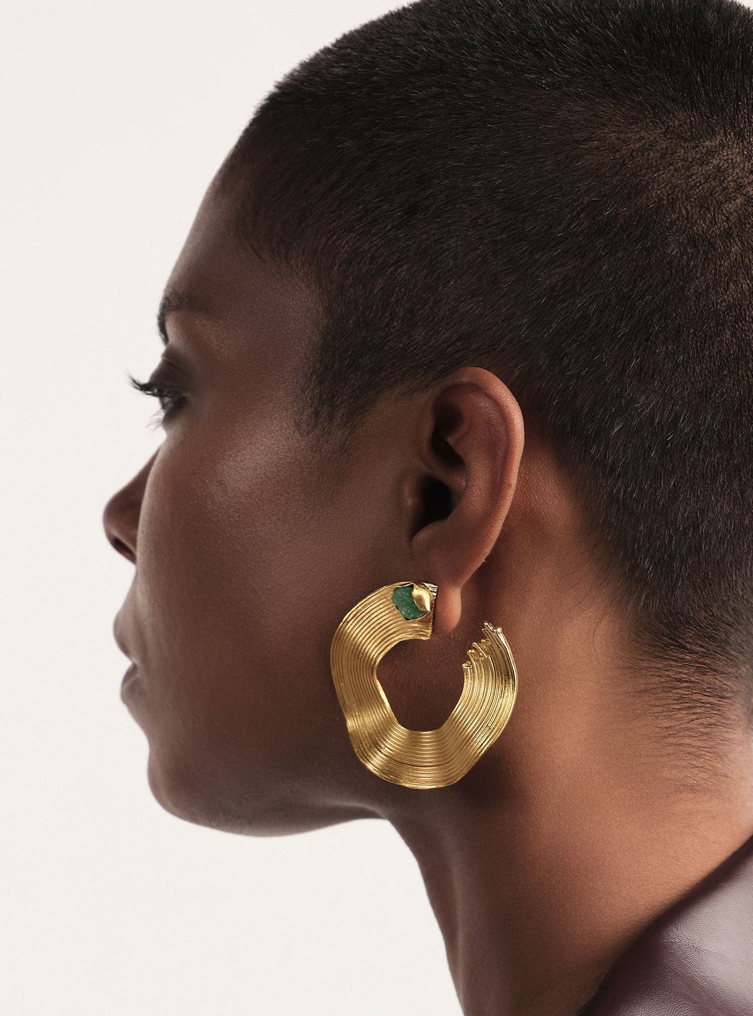 MAXI ARETES OLAS ABIERTAS CON ESMERALDA - imagen 4