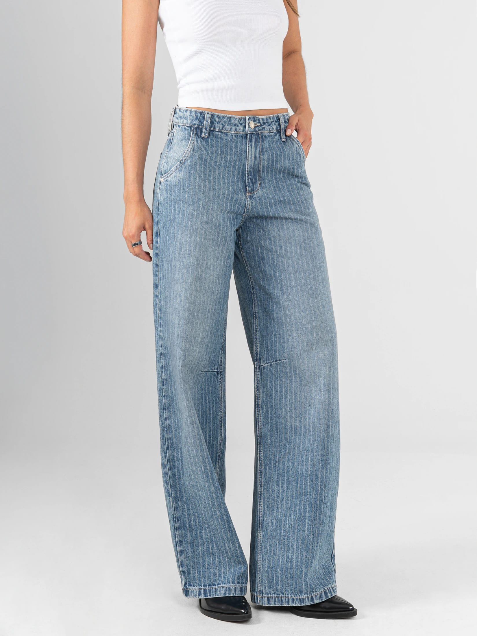 Ref: 066437 Jean wide leg, tiro alto, rígido, rayas, tono azul medio. - imagen 2