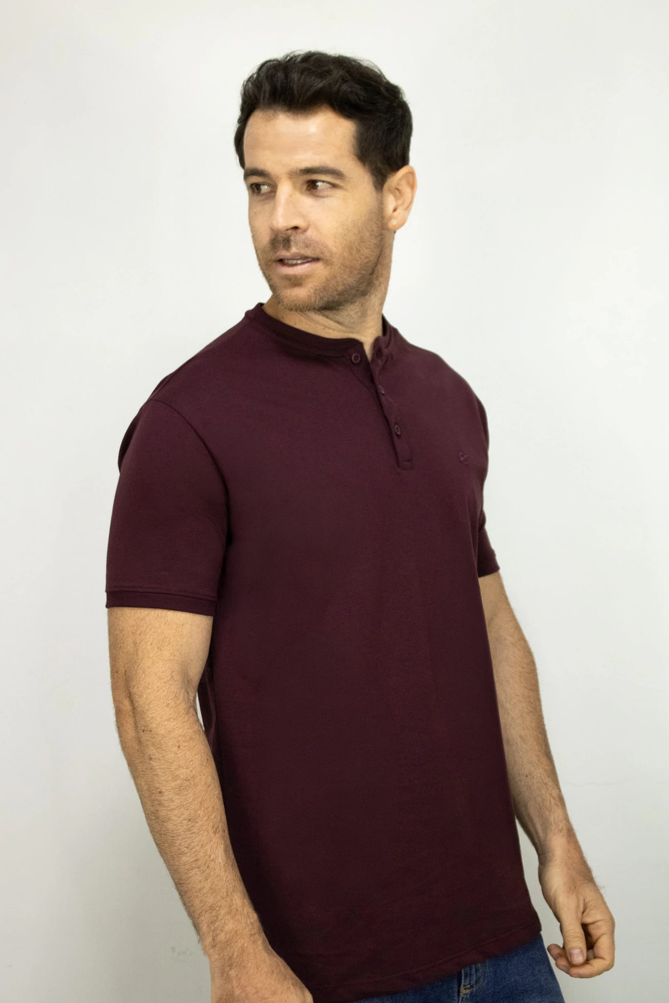 Camiseta Cuello Henley Manga Corta Vinotinto para Hombre - imagen 2