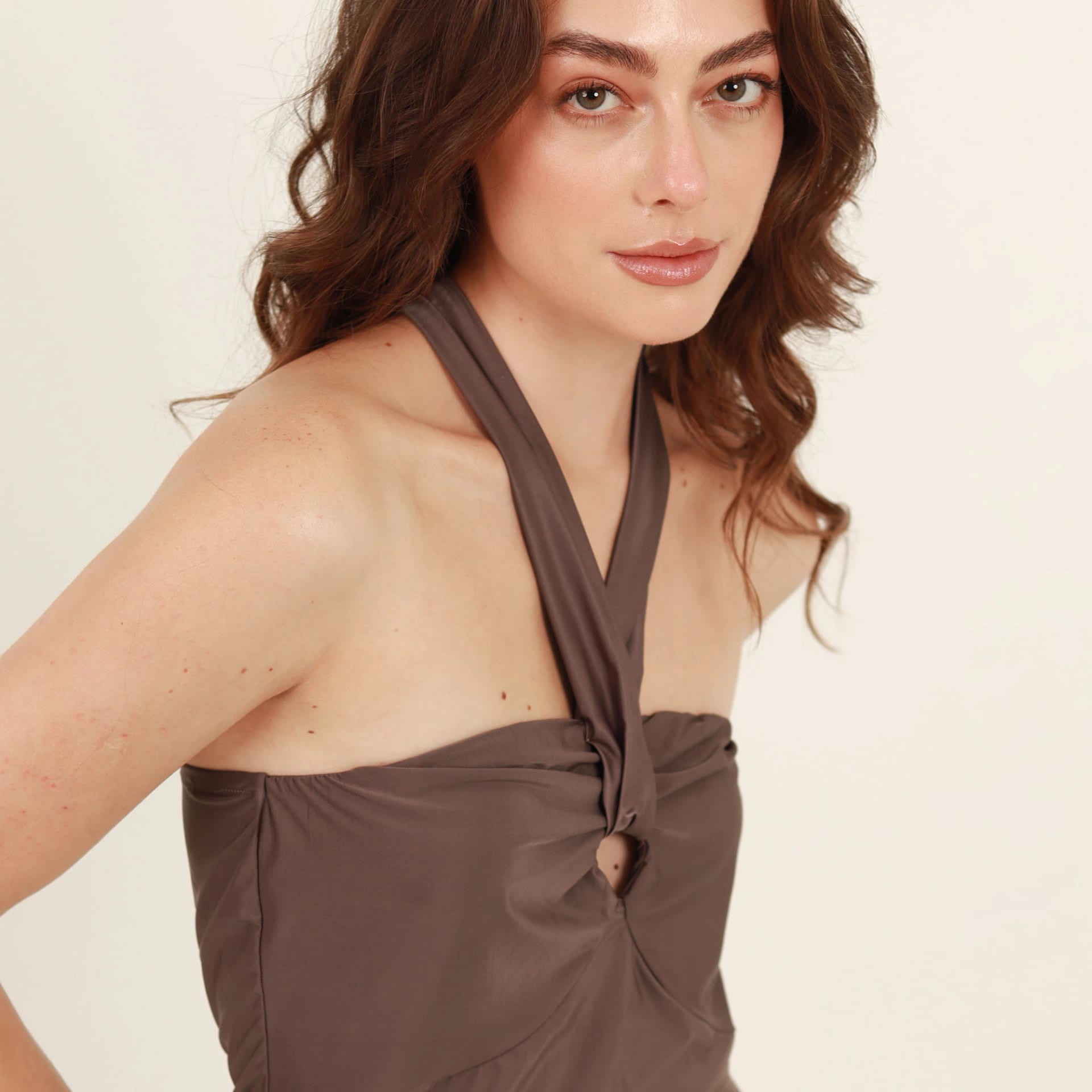 Camiseta strapless con lazo en cuello - imagen 2