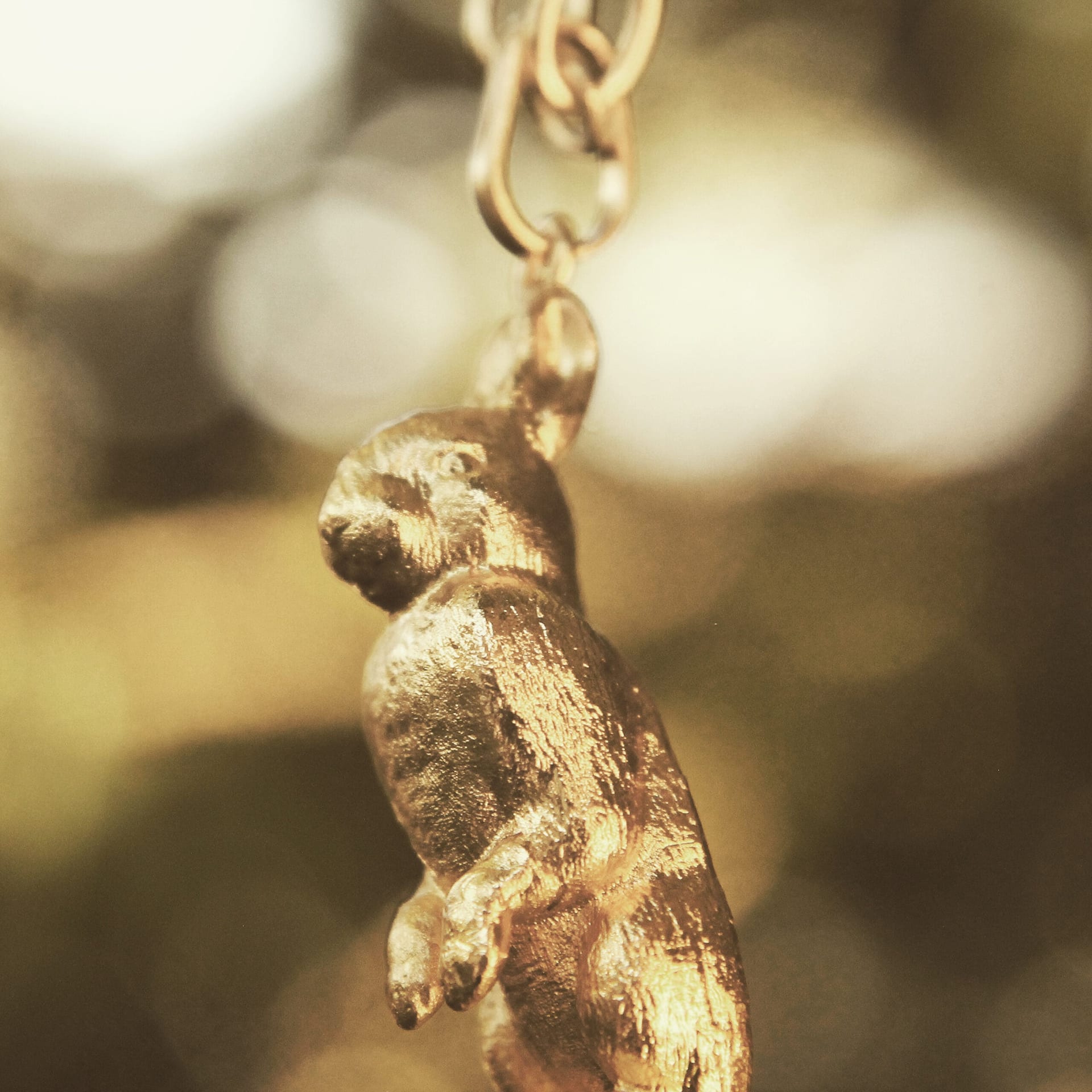 Cadena con liebre sentada grande - imagen 3