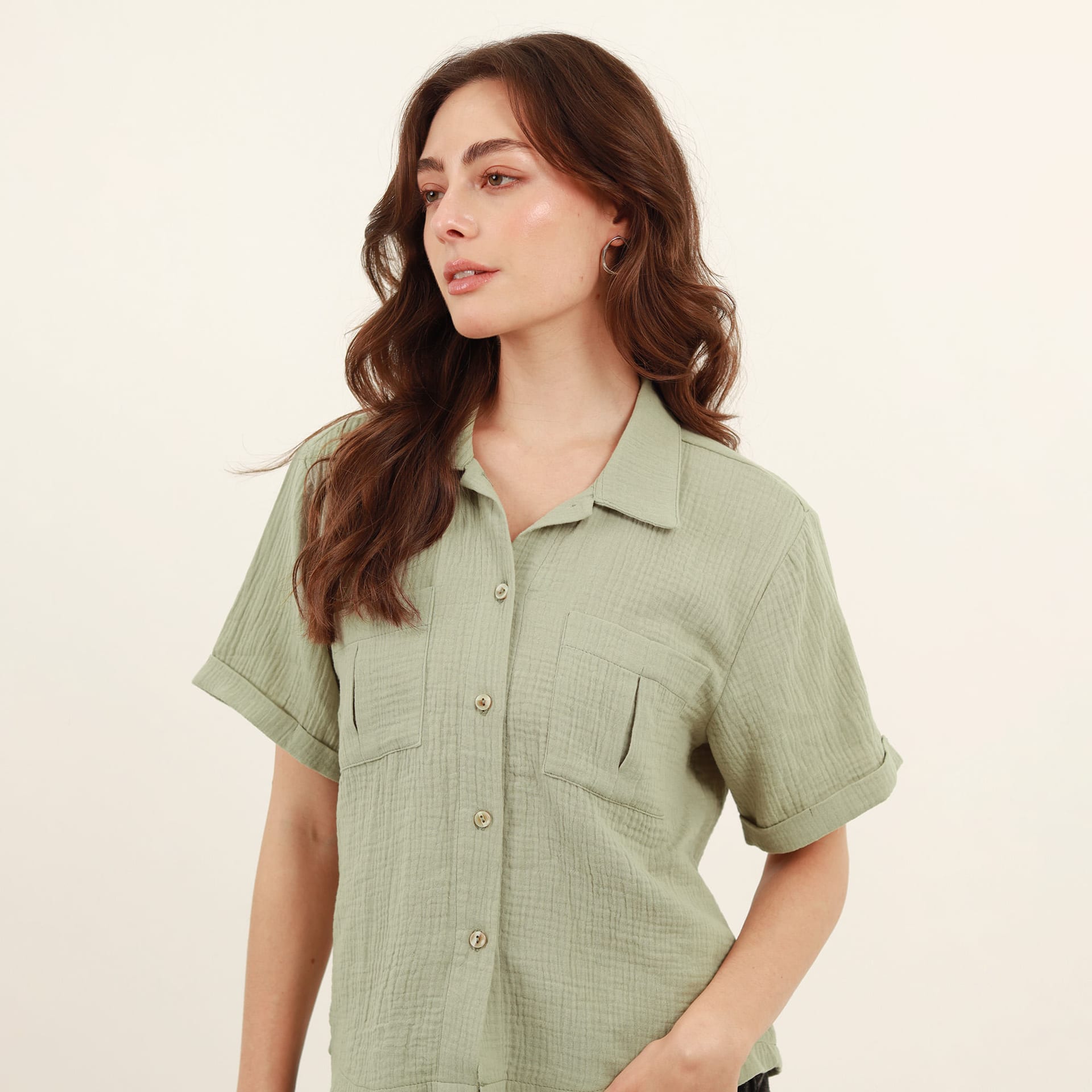 Blusa abierta cuello sport manga corta con bolsillos - imagen 2