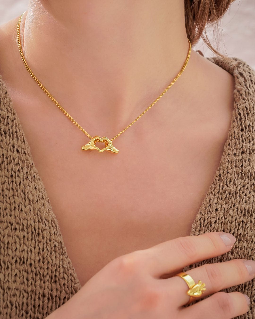 Collar Manos Corazón + empaque de sobre - imagen 1