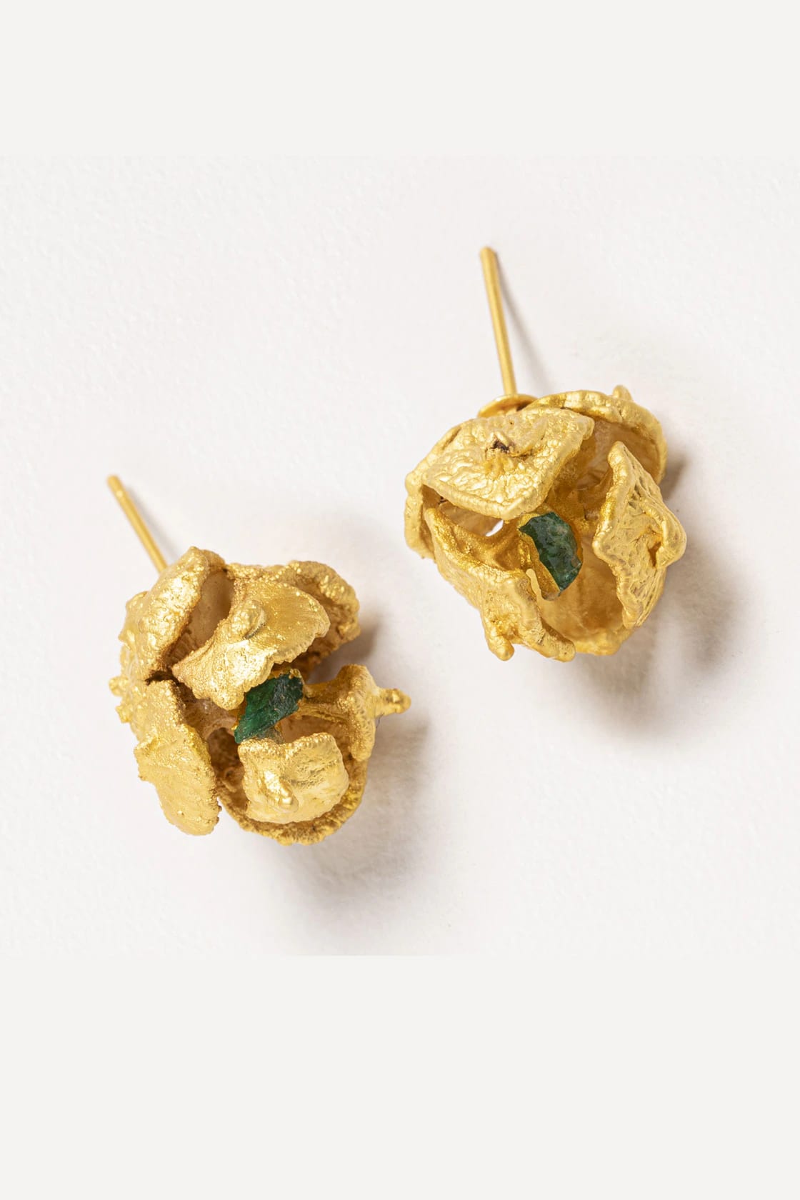 PINE SEEDS AND ROUGH EMERALD STUDS - imagen 1