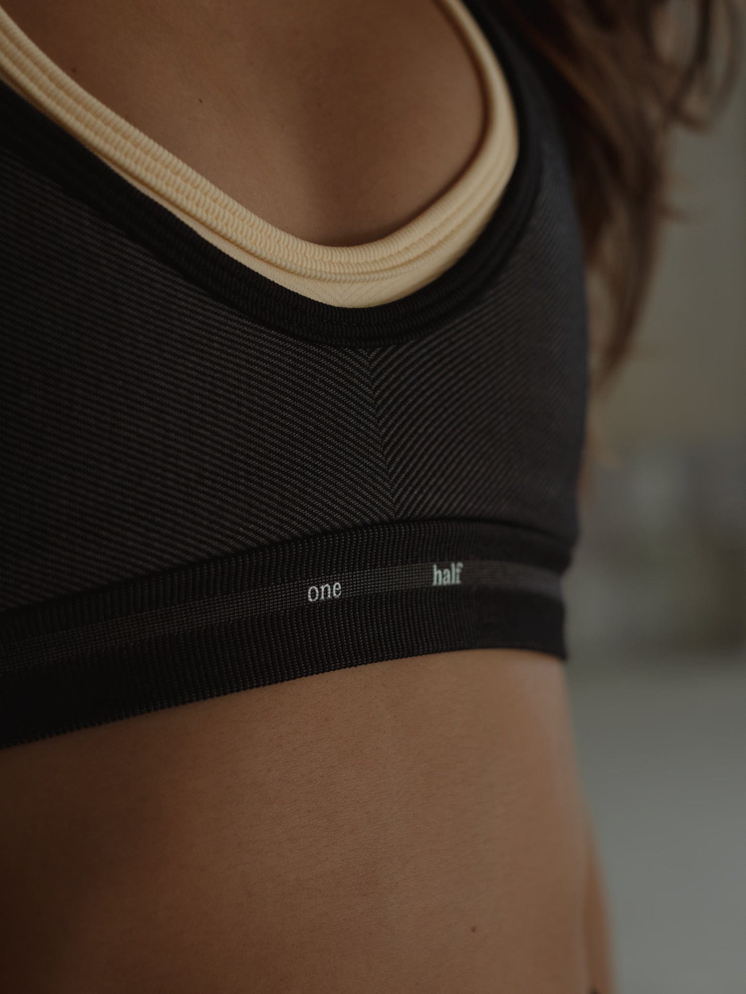 TWIST BACK LINES SEAMLESS TOP - SHADOW UNDERTONE - imagen 7