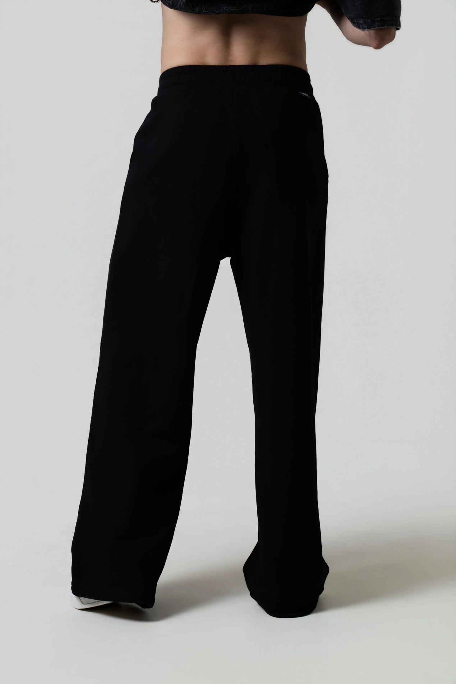 PANTALON SUDADERA COLOR NEGRO - imagen 3