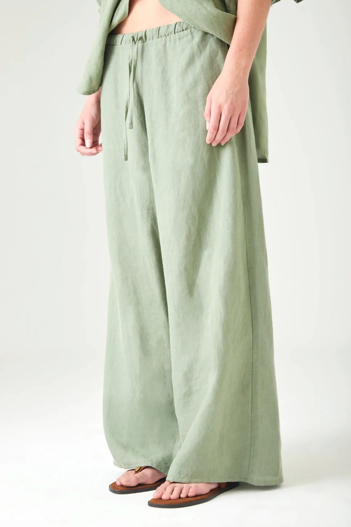 Pantalón pierna ancha con pretina elástica en lino verde salvia para mujer - imagen 3