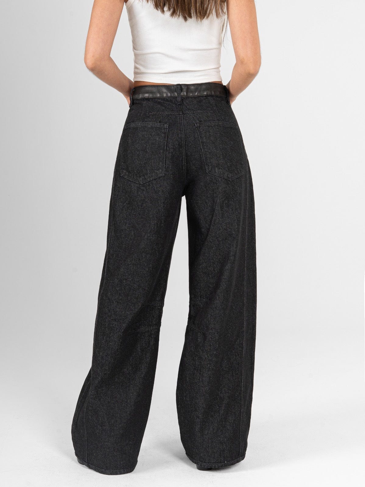 Ref: 066505 Jean wide leg, tiro alto, rígido, pretina tipo cuero, tono gris oscuro. - imagen 3