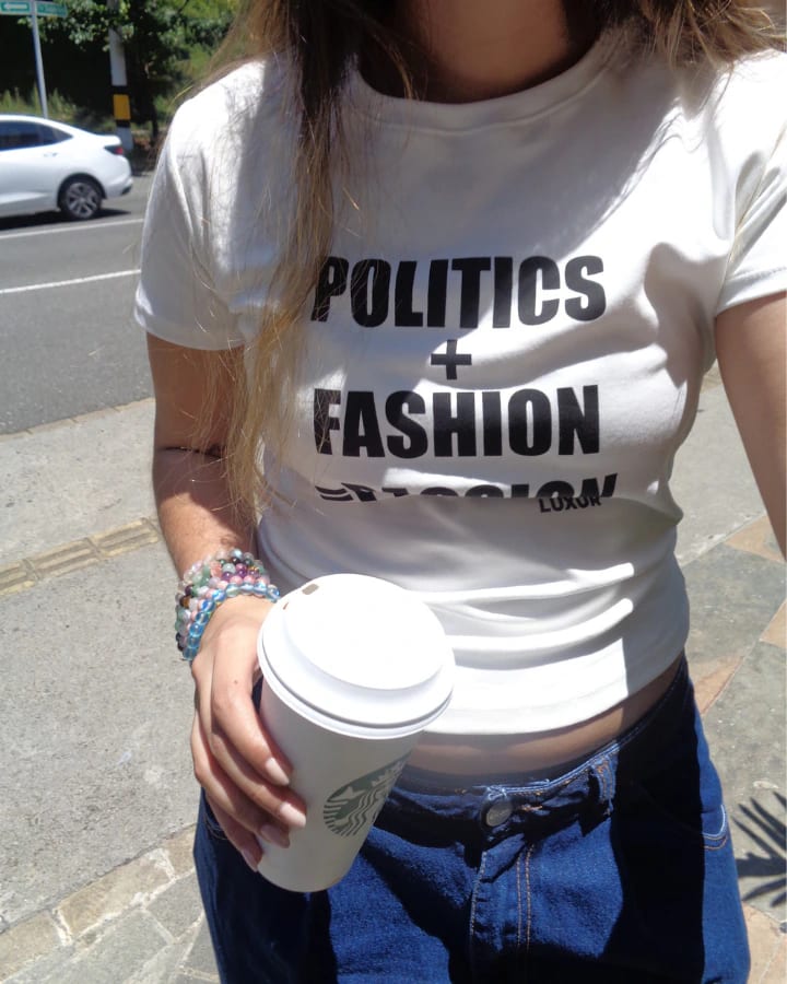 CAMISETA MANGA CORTA ESTAMPADO "POLITICS + FASHION = PASSION" BABY TEE BLANCA - imagen 3