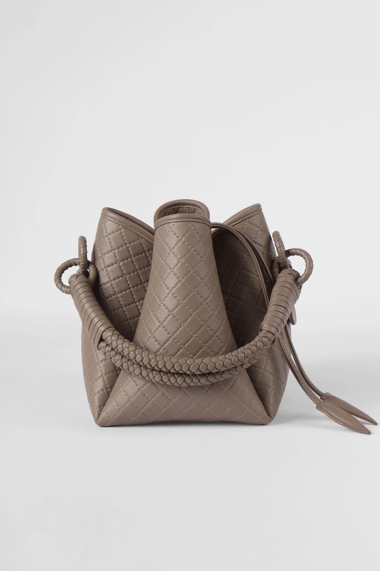 Tulip Bucket Bag, Taupe - imagen 1